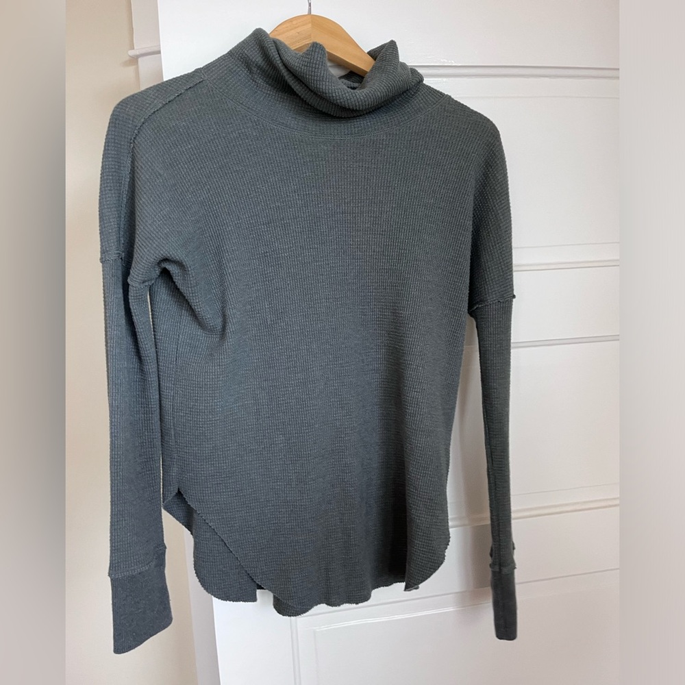 Aritzia TNA longsleeve turtle neck waffle shirt